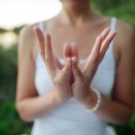 Ambuja Mudra: Explorando seus benefícios e passos simples para praticá-lo.