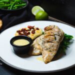 मिर्च के साथ ओवन में खुला समुद्री ब्रीम: स्वास्थ्यवर्धक नुस्खा