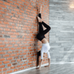 Las 10 mejores posturas de yoga en la pared que debes probar