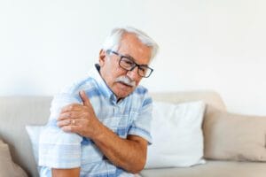 Exercícios de rotações articulares controladas para idosos: benefícios. Tipos e como fazer